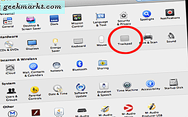 So blättern Sie rückwärts / rückwärts auf einem Apple Trackpad